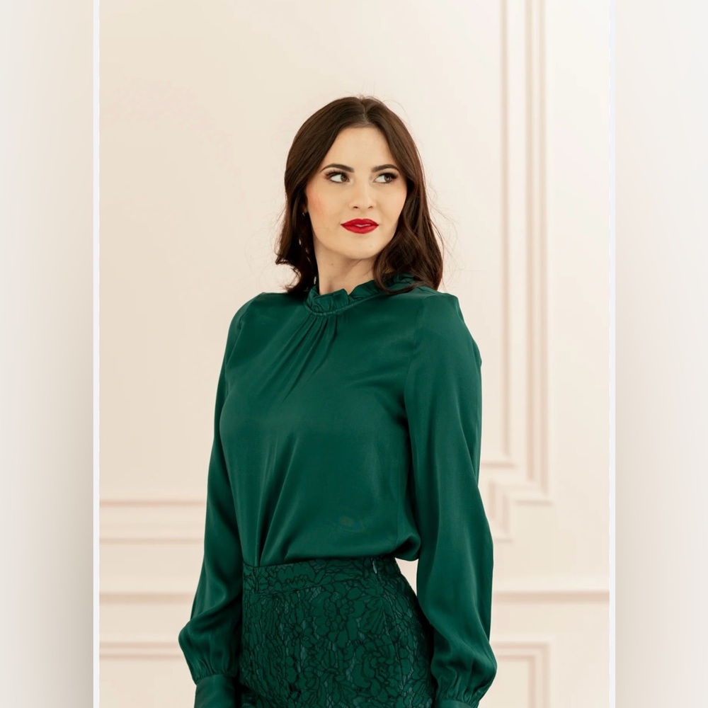 Ruffle Neck Satin Blouse
Rachel Parcell Elegant Green Blouse size S Small MWT